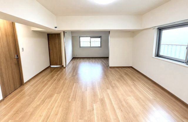 スターハイツ住吉川の居間・リビング|広くゆったりと家族揃って寛げるLDKは約18.9帖。落ち着いた雰囲気で過ごしたり家族でわいわい盛り上がる日も。