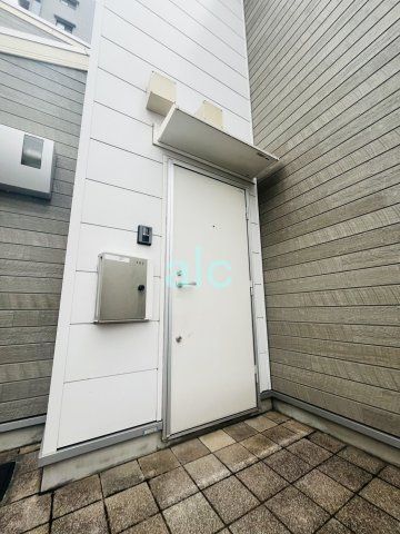 北区王子本町２丁目のアパートのエントランス
