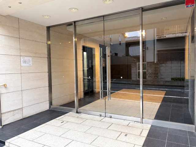 コフレ都立家政のエントランス|「都立家政」駅徒歩６分！平成２２年築の耐震基準適合マンション、コフレ都立家政は即日現地案内可能となっておりますので、お気軽にお問い合わせください！