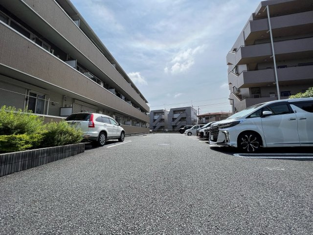 コーポスカイFの駐車場|駐車場に車を止められます