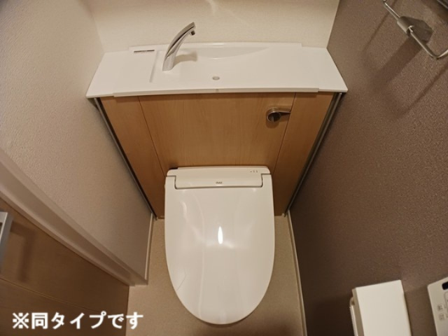 温水洗浄便座付きのトイレです♪