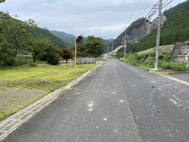 津山市加茂町知和　売土地　274坪の前面道路含む現地写真