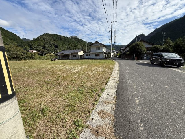 津山市加茂町知和　売土地　274坪の前面道路含む現地写真