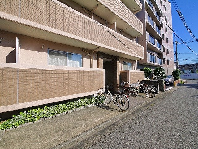 ＣＯＭＯ　ＨＯＵＳＥのその他共用部分|駐輪スペースです