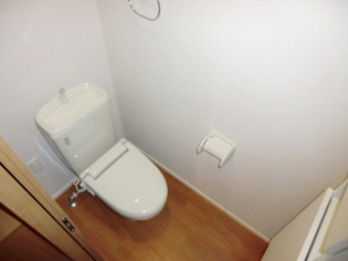 温水洗浄便座付きのトイレです♪