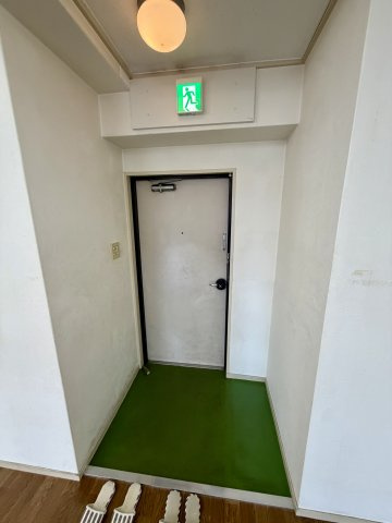 大阪市浪速区難波中２丁目の店舗事務所の玄関