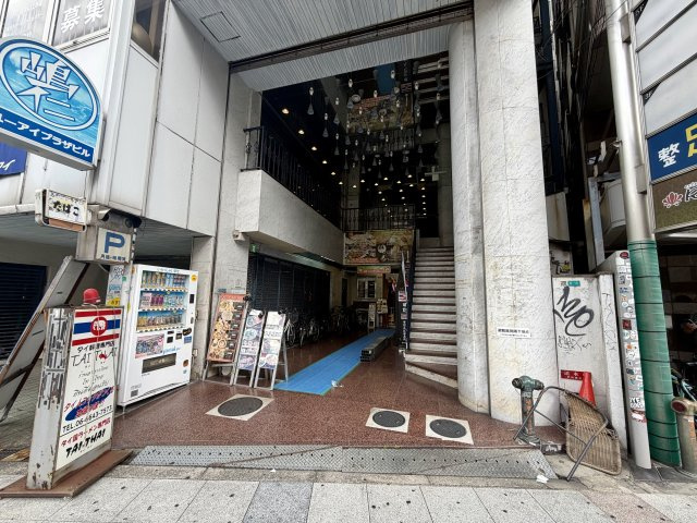 大阪市浪速区難波中２丁目の店舗事務所のエントランス