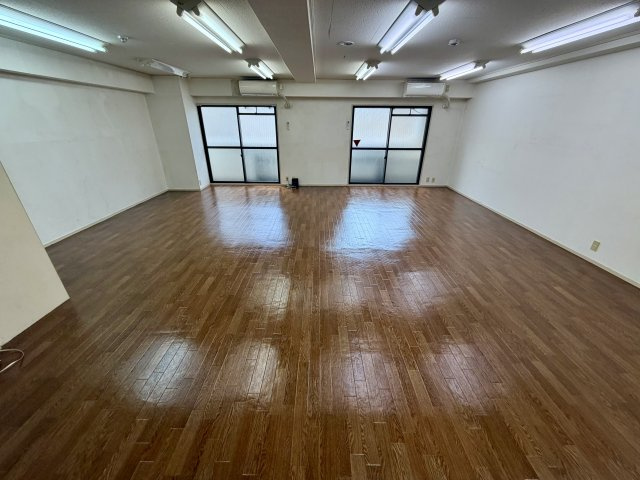 大阪市浪速区難波中２丁目の店舗事務所の居間・リビング