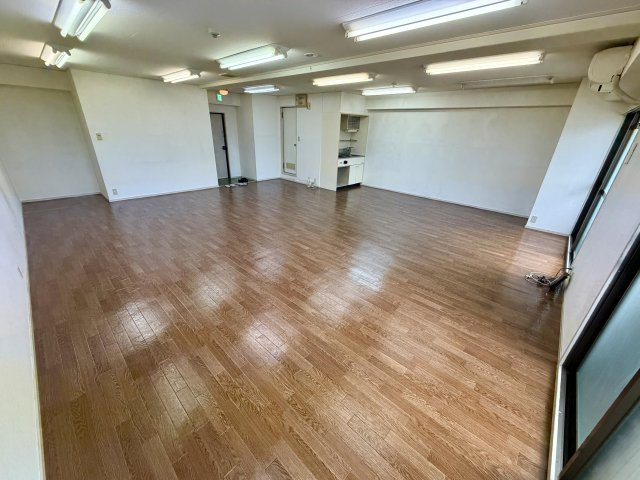 大阪市浪速区難波中２丁目の店舗事務所の居間・リビング