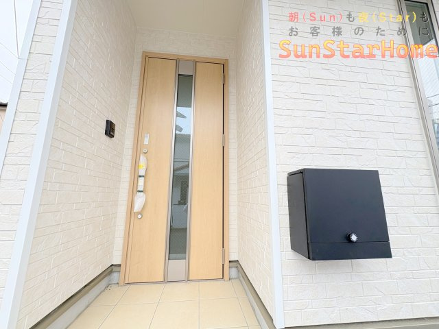 【サンスターホーム】福生市北田園1丁目　制振装置付き新築戸建1棟の玄関