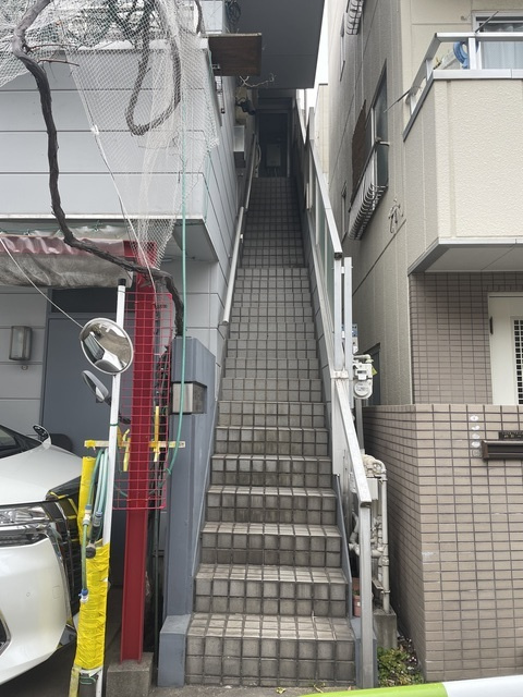 クポリーノ駒込のロビー|階段です♪