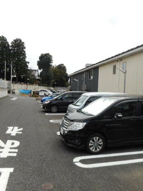 サンシャインビレッジアゼリアＢの駐車場
