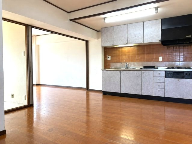 香枦園スカイハイツの居間・リビング|大切なご家族が集まるからこそＬＤＫはこだわりたい！休日はおひさまの光をたっぷりと取りこめるリビングでゆったりと過ごしませんか？子供たちが元気に笑いながら走り回っても十分な広さの空間です。