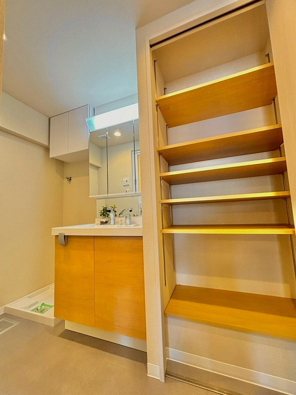ライオンズマンション南大塚の洗面所|ライオンズマンション南大塚：三面鏡が付いた収納力もある洗面化粧台です！