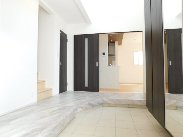 名古屋市南区砂口町の新築一戸建の玄関|◇玄関◇　　広い玄関ホール♪　家族の履物がスッキリと片付くミラー付き収納！　上部吹抜