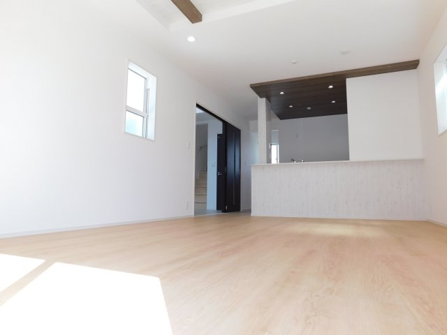 名古屋市南区砂口町の新築一戸建の居間・リビング|◇リビング◇　　南面で明るく広いリビング１９．０帖　キッチンには大型パントリー完備！