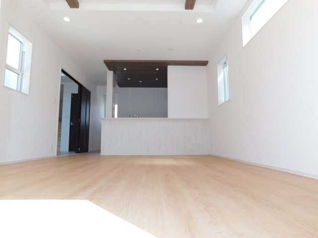 名古屋市南区砂口町の新築一戸建の居間・リビング|◇リビング◇　　南面で明るく広いリビング１９．０帖　家族の会話が弾む対面キッチン♪