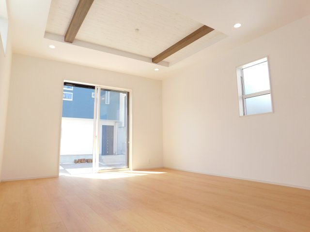 名古屋市南区砂口町の新築一戸建の居間・リビング|◇リビング◇　　南面で明るく広いリビング１９．０帖　天井にアクセントをつける化粧梁の開放感のある空間♪