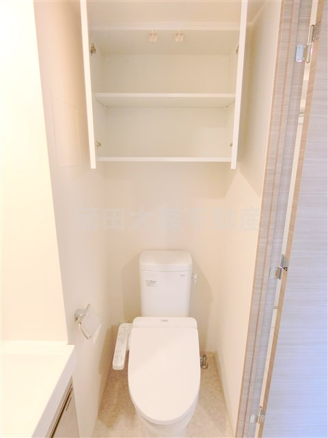 MAXIVマキシヴ北糀谷のトイレ|棚収納と温水洗浄便座付きのトイレ