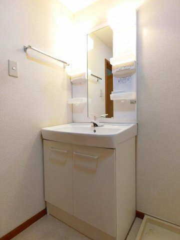 ケイアイハイツＤの洗面所|忙しい朝には欠かせない洗面所です