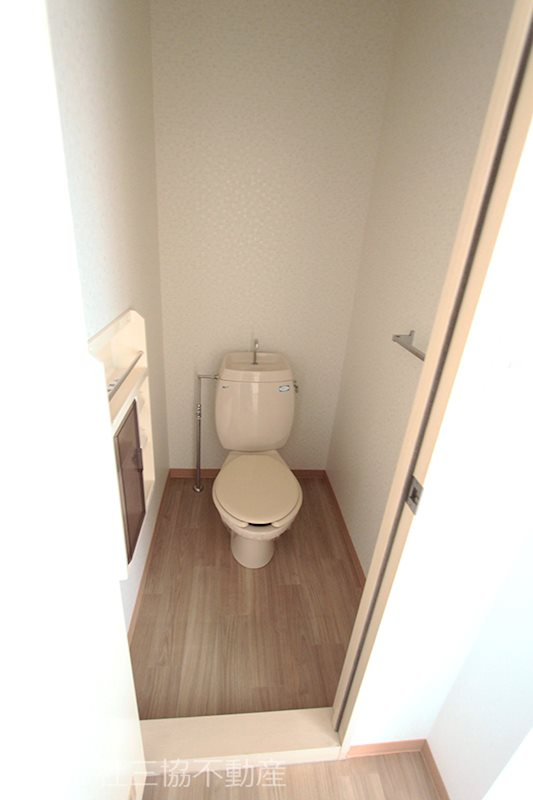 ニュータブチハイツBのトイレ|バス・トイレ別タイプ　あると便利な収納棚付き