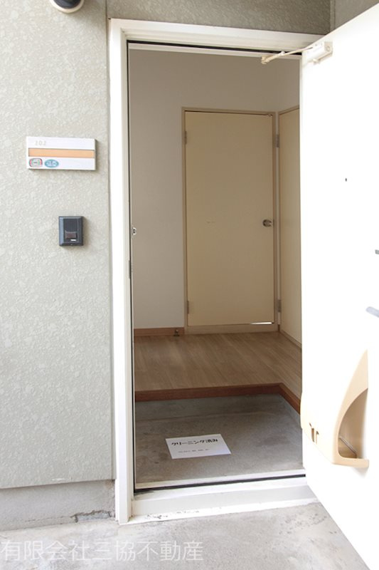 ニュータブチハイツBの玄関|下駄箱付き