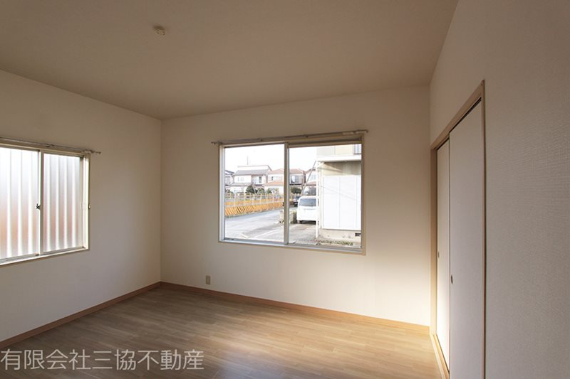 ニュータブチハイツBの寝室|洋室8帖　和室から洋室化したお部屋です♪