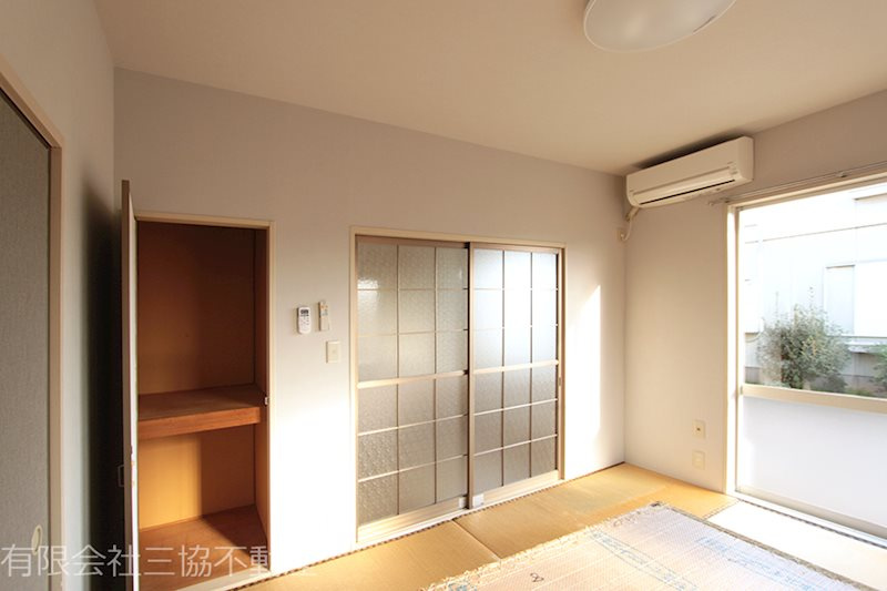 ニュータブチハイツBの居間・リビング|和室6畳　2面採光、エアコンや半間収納付き