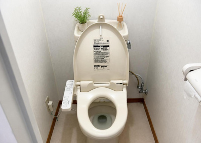 【トイレ】 | 鶴川ハイツ | シンプルなデザインで清潔に保たれたトイレ空間です。上部や周辺に棚や小物を置けるスペースもあり、毎日の生活空間として快適にご利用いただけます。鶴川駅徒歩5分の暮らしを支える設備です。