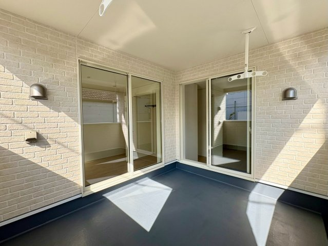 「値下げ！高知駅北の好立地」高知市比島町第1　新築一戸建てのバルコニー|天候を気にせず洗濯物が干せるインナーバルコニー！プライベート感あふれる広々とした屋外空間です。