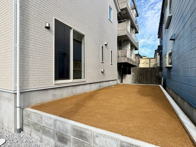 「値下げ！高知駅北の好立地」高知市比島町第1　新築一戸建ての庭|ガーデニングやプール遊びも楽しめるプライベートなお庭！アイデア次第で多目的に活用できます。