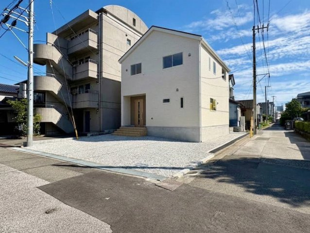 「値下げ！高知駅北の好立地」高知市比島町第1　新築一戸建ての前面道路含む現地写真|青空に映えるスタイリッシュな外観！前面道路との高低差も少なく、お車の出し入れもスムーズです。