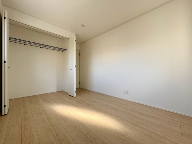 「値下げ！高知駅北の好立地」高知市比島町第1　新築一戸建ての洋室|衣類や荷物をスッキリ収納できる大型クローゼット！お部屋を広々と活用できるシンプルな設計。