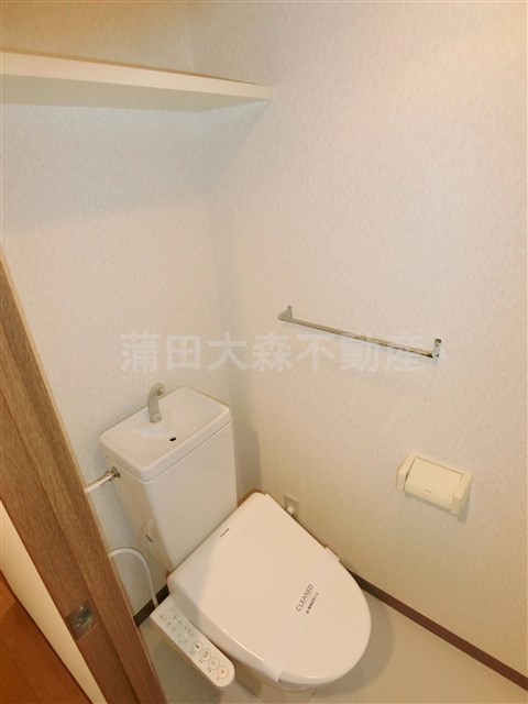 クレストコートのトイレ|棚と温水暖房便座付きのトイレ