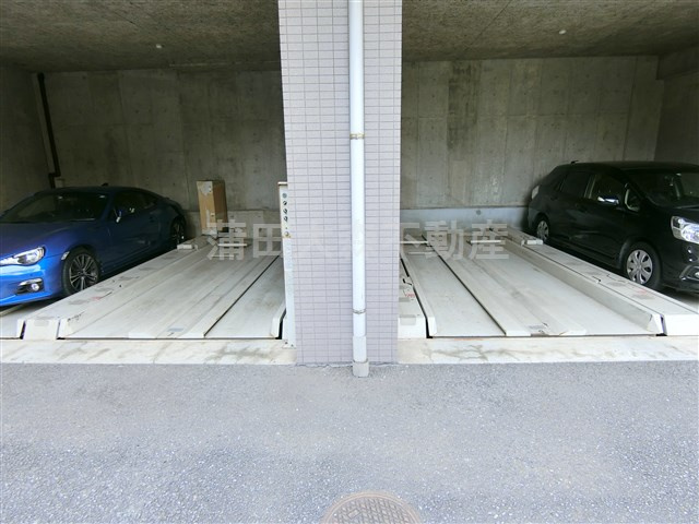 クレストコートの駐車場