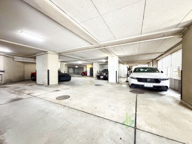 チュリス氷川坂の駐車場