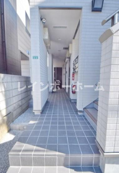 新座市野火止７丁目のアパートのエントランス