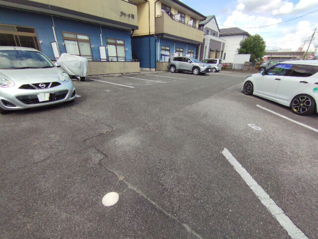ラセーヌ栄の駐車場