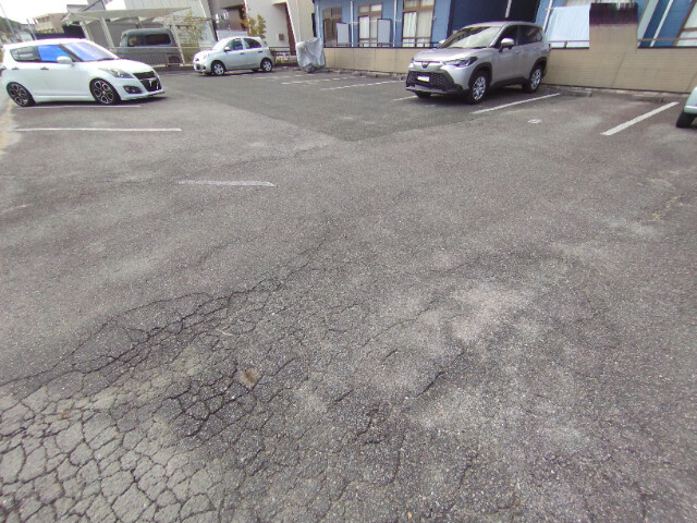 ラセーヌ栄の駐車場