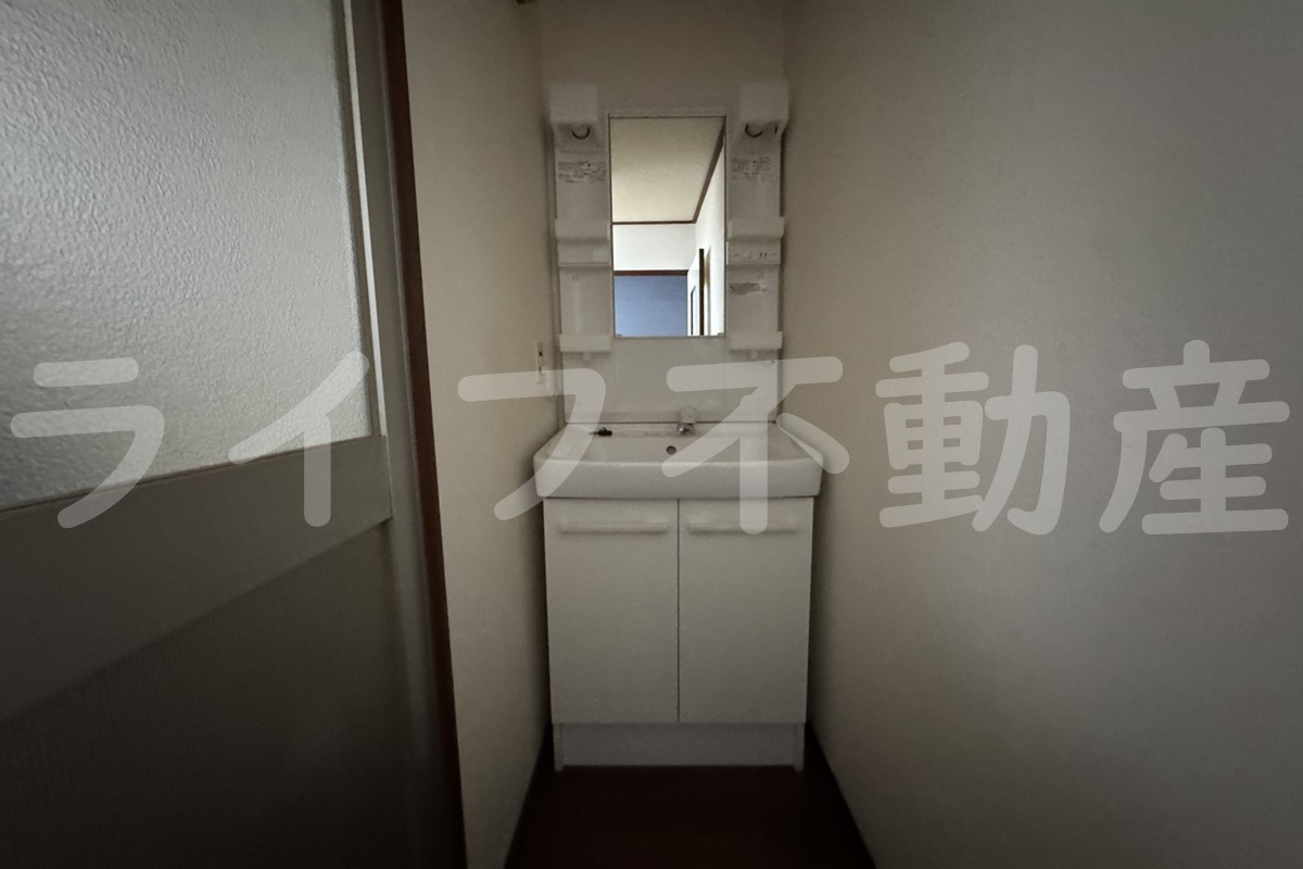 中野マンションの独立洗面台|独立洗面台、小物を置くことができて便利です