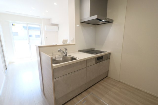 Serenvita田宮のキッチン|対面システムキッチン（3口IH、グリル、浄水器付き）