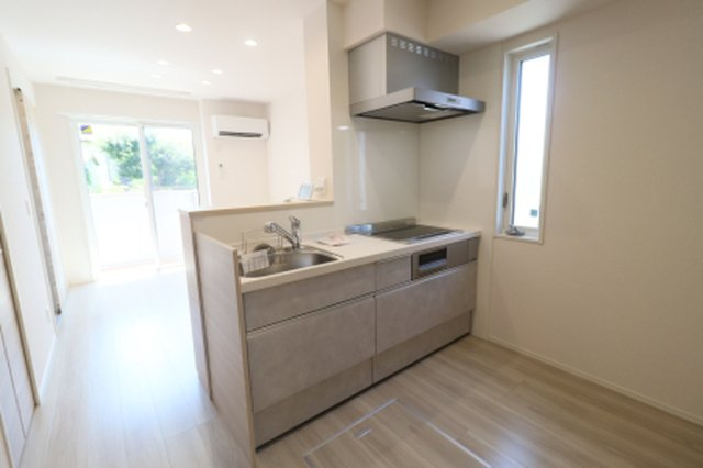 Serenvita田宮のキッチン|対面システムキッチン（3口IH、グリル、浄水器付き）