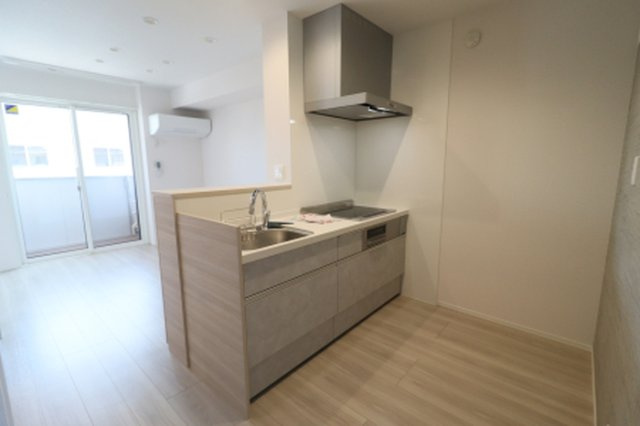 D-Invest田宮のキッチン|対面システムキッチン（3口IH、グリル付き）