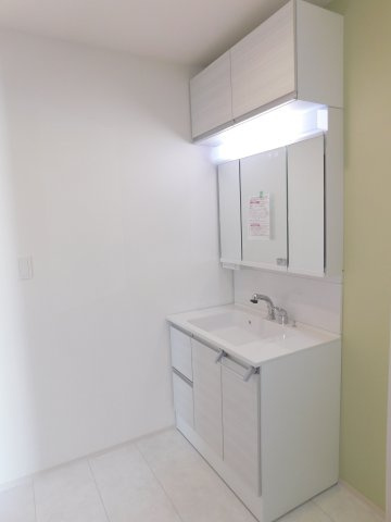 名古屋市南区砂口町の新築一戸建の独立洗面台|◇洗面室◇　　吊戸付き三面鏡シャンプードレッサー（ワイドサイズ）　床下収納庫完備