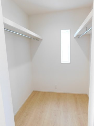 名古屋市南区砂口町の新築一戸建の収納|◇ウォークインクローゼット◇　　２階廊下に広い収納♪　家族の洋服や大きな荷物など大容量収納できます。　