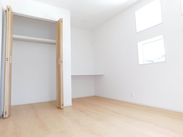 名古屋市南区砂口町の新築一戸建の洋室|◇洋室◇　　明るい洋室６．０帖♪　全居室収納完備　勉強スペースやテレワーク、趣味の作業など多目的に使えるカウンター付き　