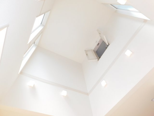 名古屋市南区砂口町の新築一戸建の居間・リビング|◇リビング上部吹抜け◇　　開放感のある空間を演出する吹き抜け♪　2階洋室と会話が出来ます。
