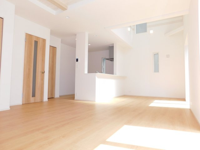 名古屋市南区砂口町の新築一戸建の居間・リビング|◇リビング◇　　南面で広くて明るいリビング１８．１２５帖♪　上部吹き抜けで開放感のある空間。