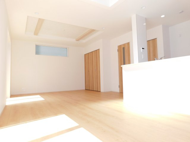 名古屋市南区砂口町の新築一戸建の居間・リビング|◇リビング◇　　南面で明るく広いリビング１８．１２５帖　家族の会話が弾む対面キッチン♪