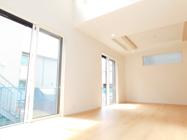 名古屋市南区砂口町の新築一戸建の居間・リビング|◇リビング◇　　吹き抜け＆折上げ天井♪　デザイン性の高いオシャレなリビング！